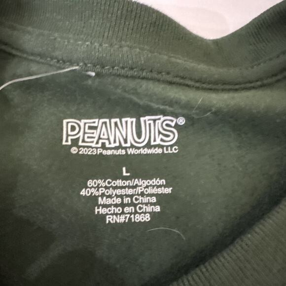 Peanuts 2023 Green Holiday SNOOPY & candy cane Sweatshirt Youth L/Adult XS NWT - Picture 4 of 12